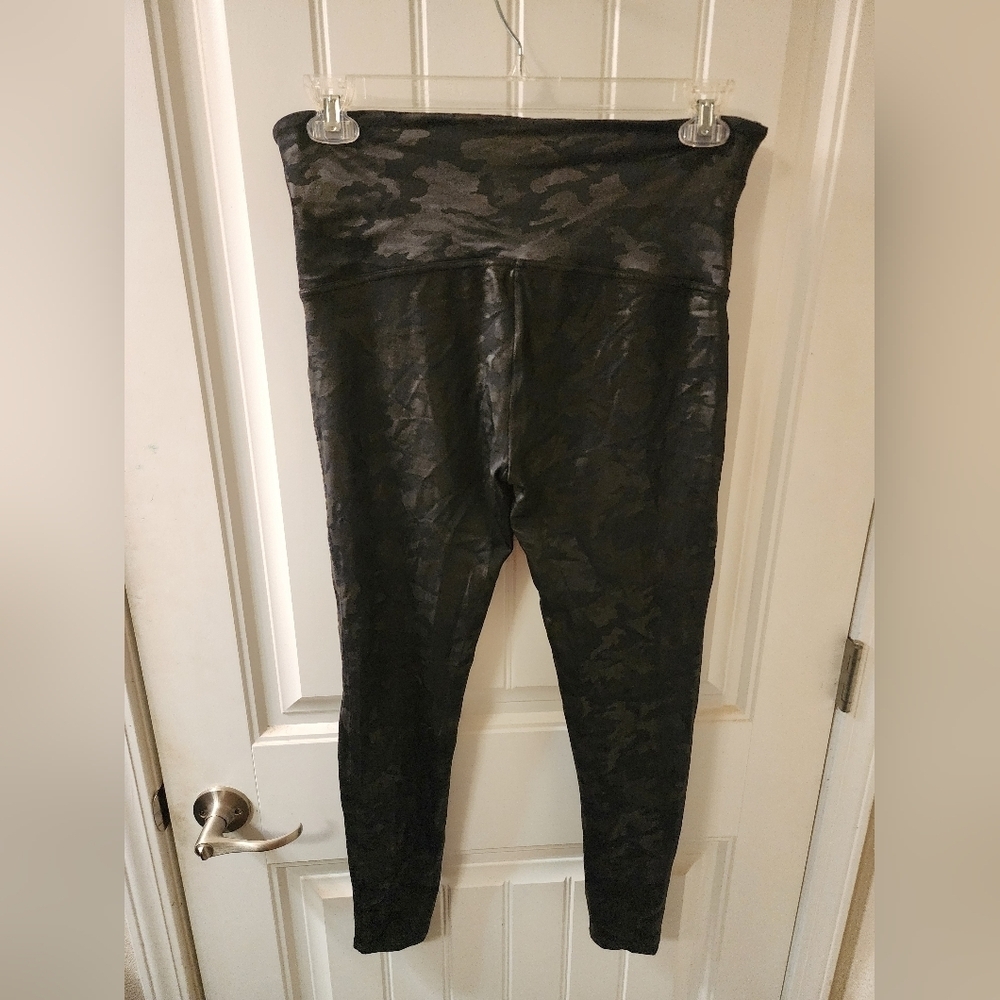SPANX Camo Print Leggings Black Gray Size 1X Petite High Waist - Picture 3 of 3
